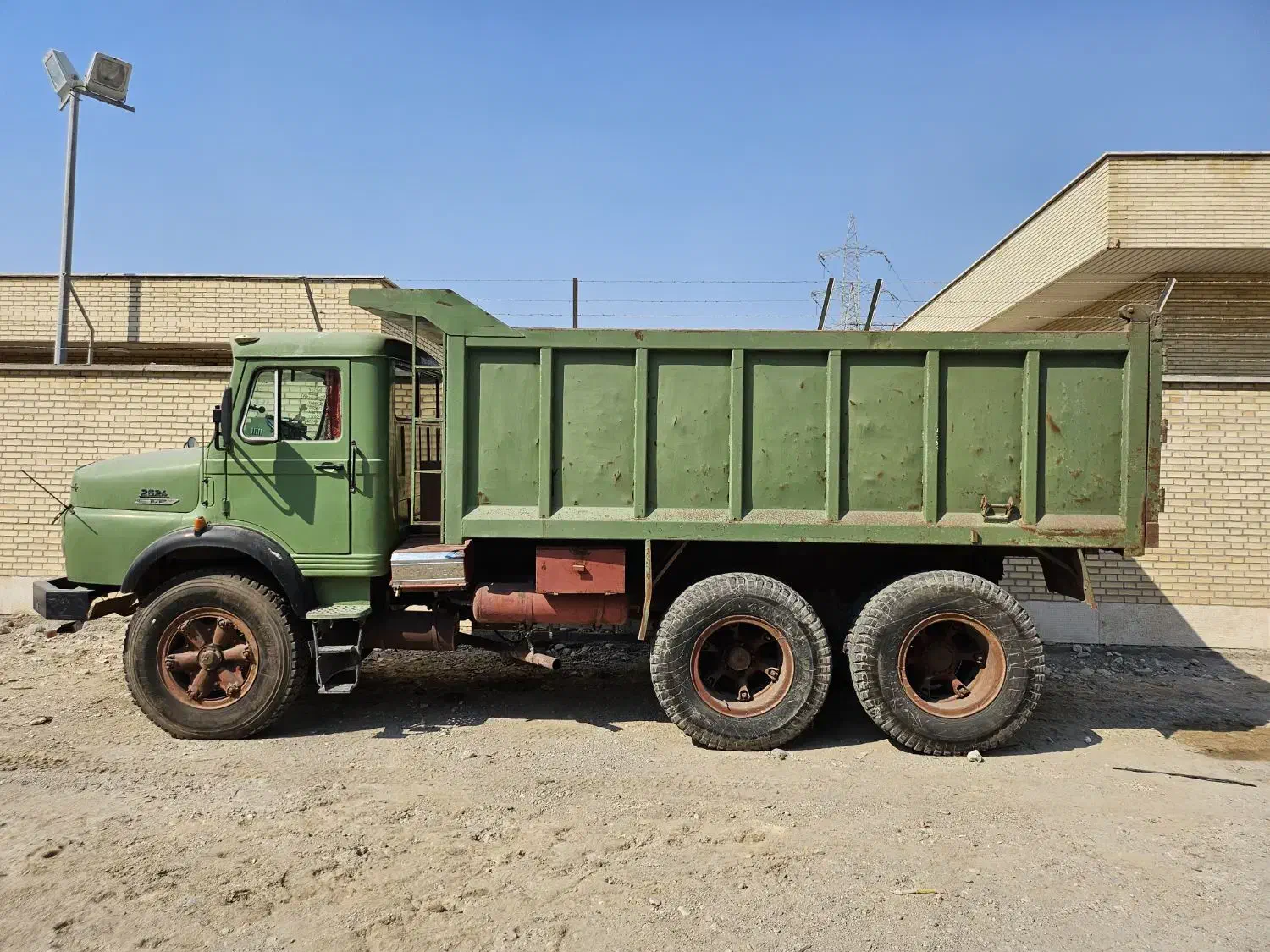 بنز کمپرسی ده چرخ ۲۶ تن سه محور اجاره داده میشود.|خودرو سنگین|بندرعباس, |دیوار