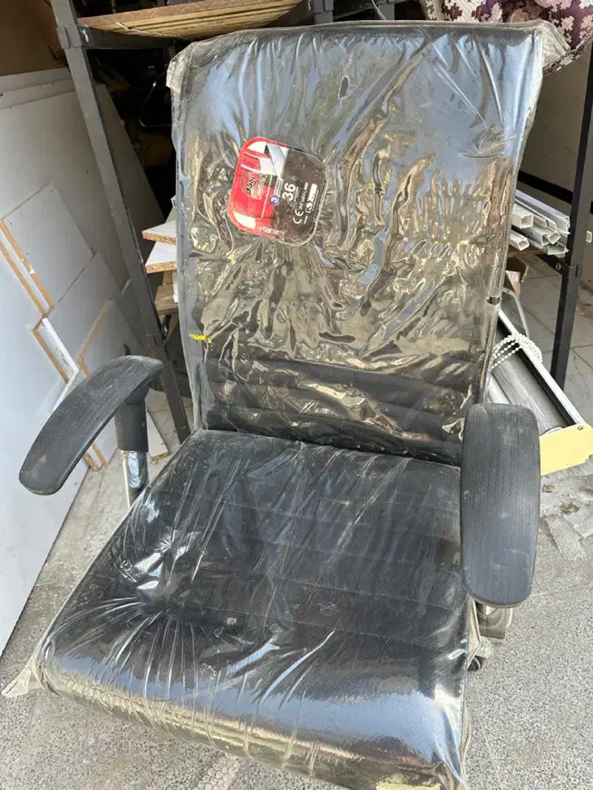 فروش تعدادی میز و صندلی اداری|مبلمان اداری|یزد, |دیوار