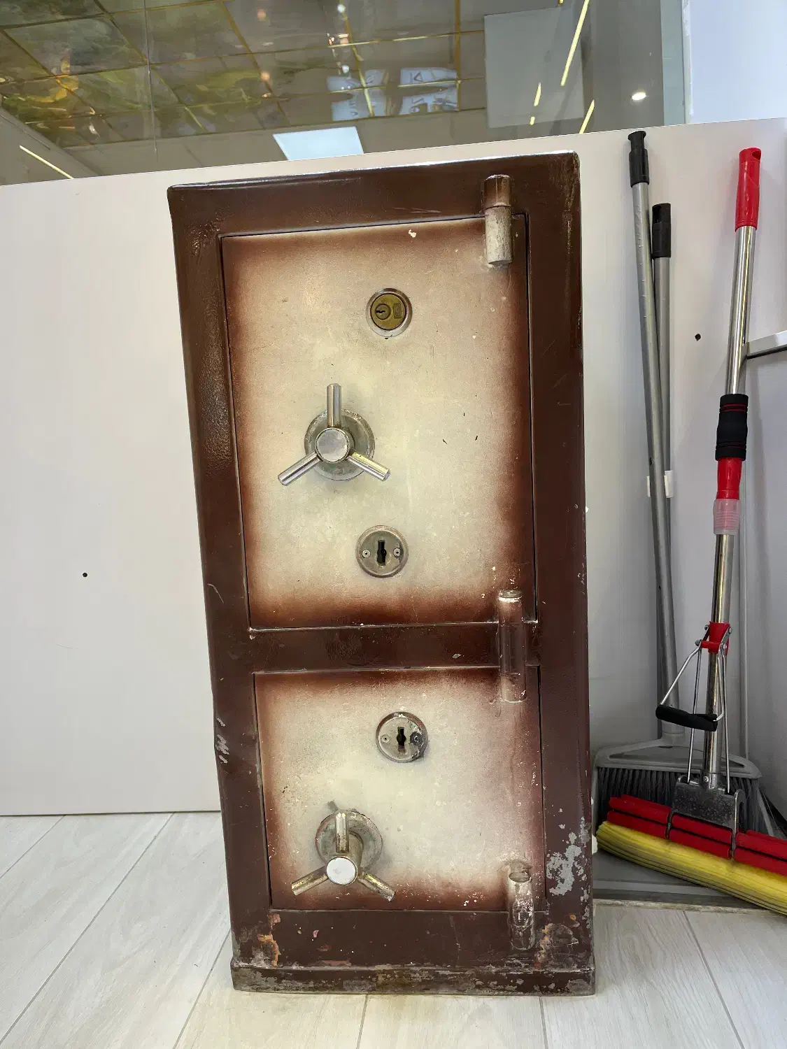 گاوصندوق|ابزارآلات|رباطکریم, رباطکریم|دیوار