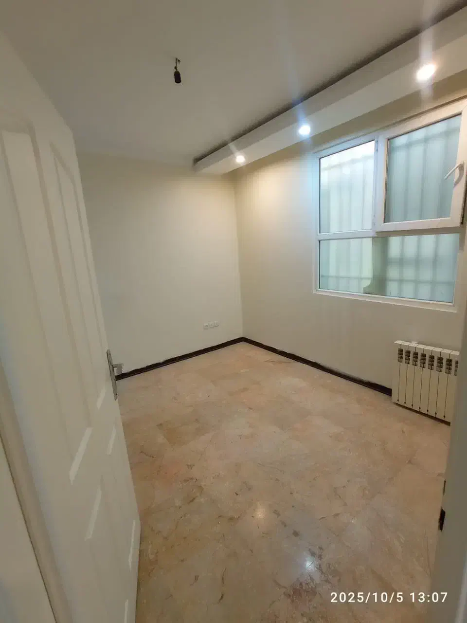 ۶۱متر/۱۰ساله تراورتن/در محله ای ارام /سالن مربع