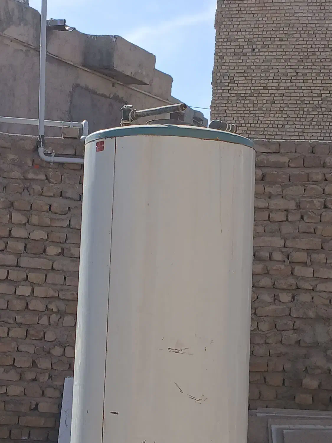 یک آبگرمکن ایستاده|آبگرمکن، پکیج، شوفاژ|قوچان, |دیوار