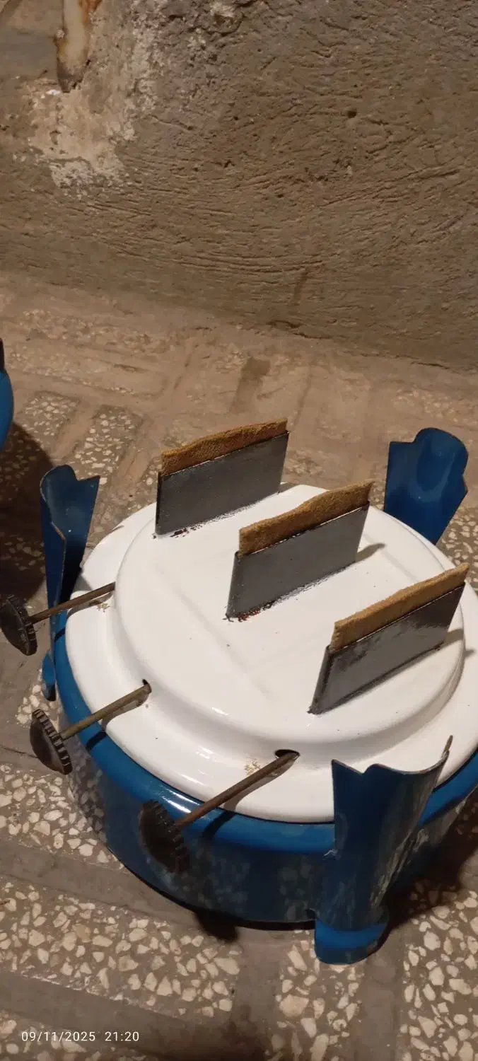 جراغ قدیمیه خوراک پزی سه فتیله|کلکسیون اشیاء عتیقه|سمنان, |دیوار