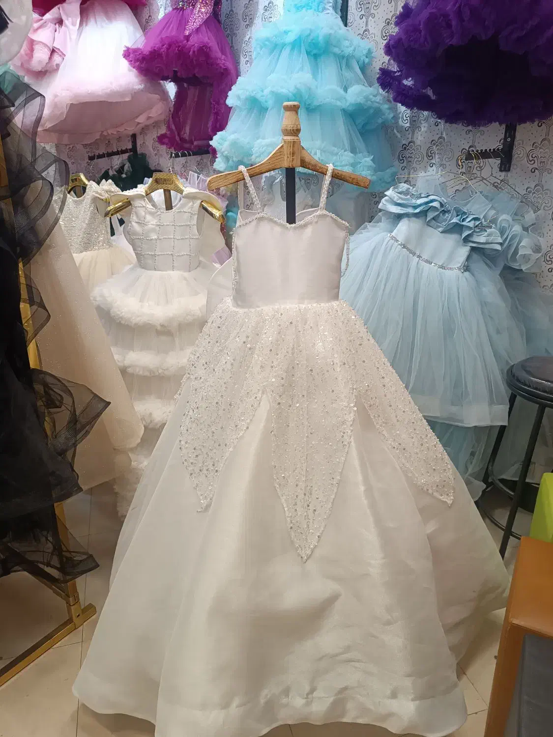 اجاره و فروش لباس عروس بچگانه ومجلسی|کفش و لباس بچه|مشهد, عامل|دیوار