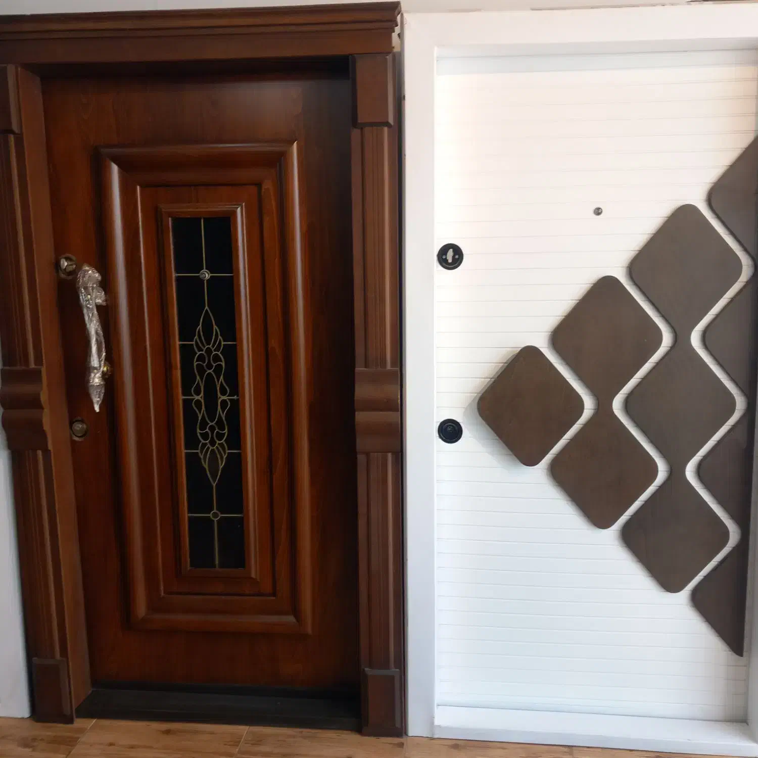 نصاب نصب درب ضد سرقت چوبی داخلی|خدمات پیشه و مهارت|نورآباد, |دیوار