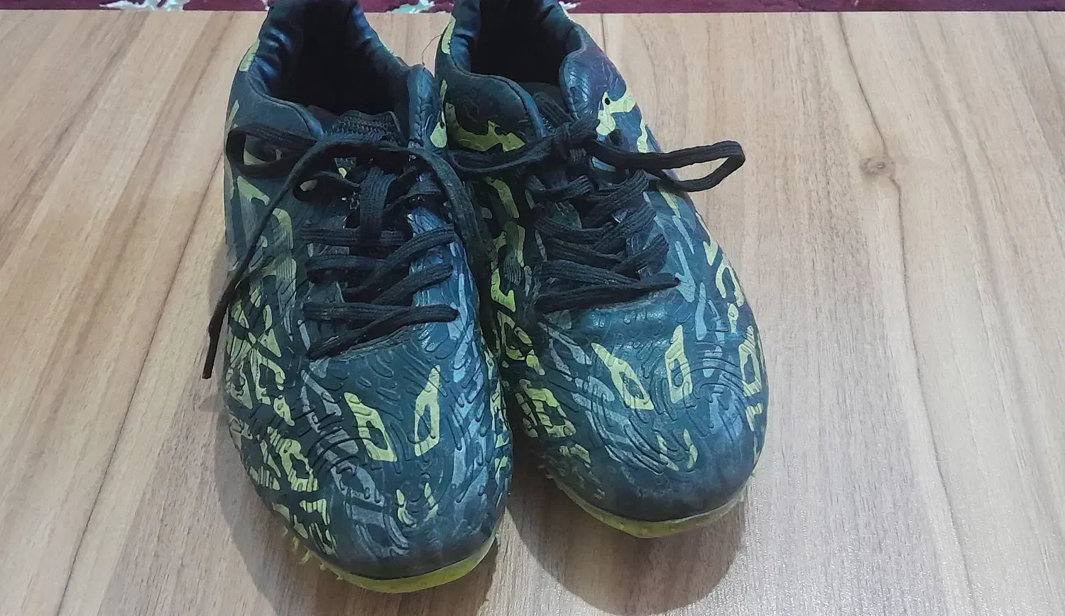 کفش فوتبال|کیف، کفش، کمربند|شوش, |دیوار