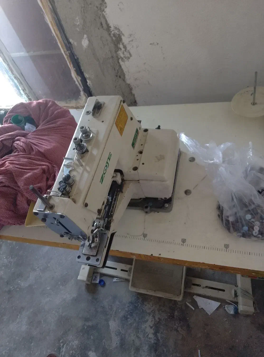 چرخ خیاطی هم وسیله داد میشود|چرخ خیاطی و ریسندگی|پلان, |دیوار