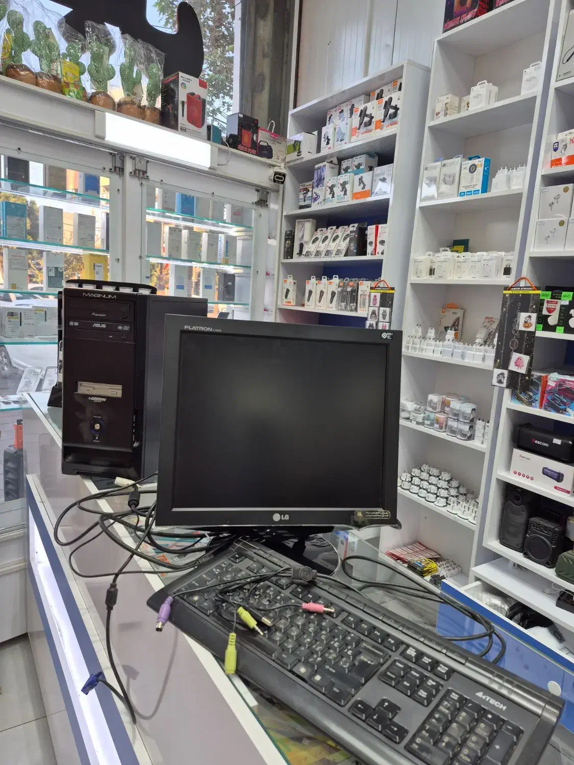 یک دستگاه کامپیوتر همراه با تمامی وسایل|رایانه رومیزی|صفادشت, |دیوار