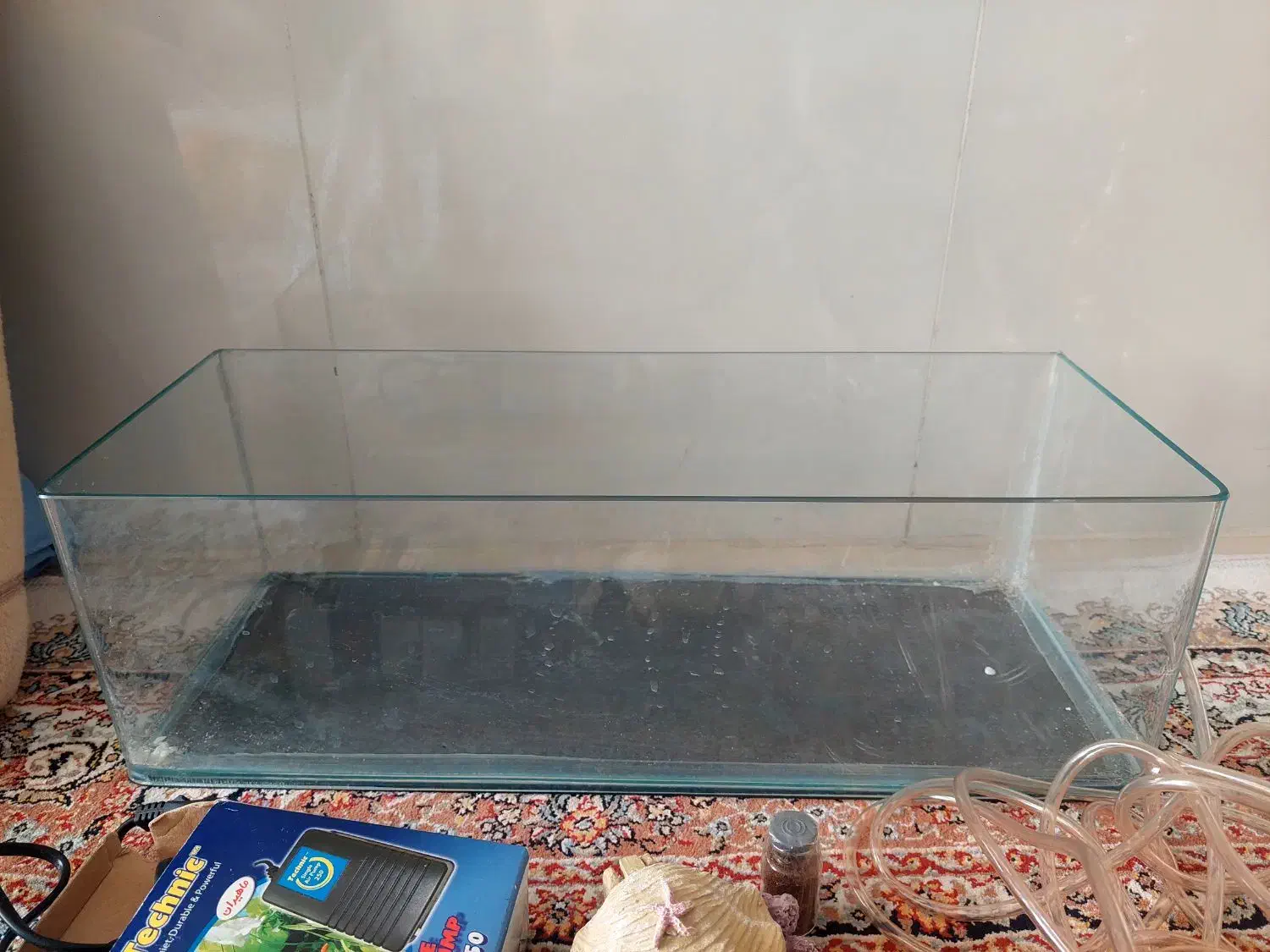 آکواریوم شیشه خم شرکتی با همه وسایلش|ماهی|نسیمشهر, |دیوار
