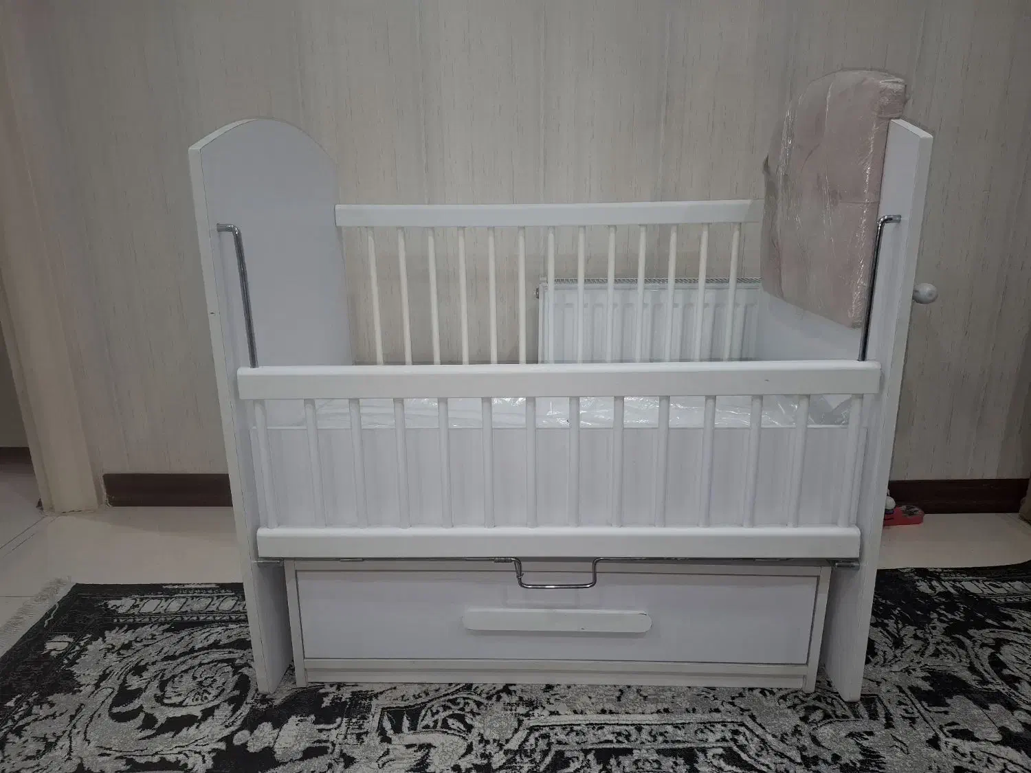 تخت کنار مادر گهواره ای تمیز تمیز به همراه خوشخواب|تخت و صندلی بچه|فردیس, فردیس|دیوار