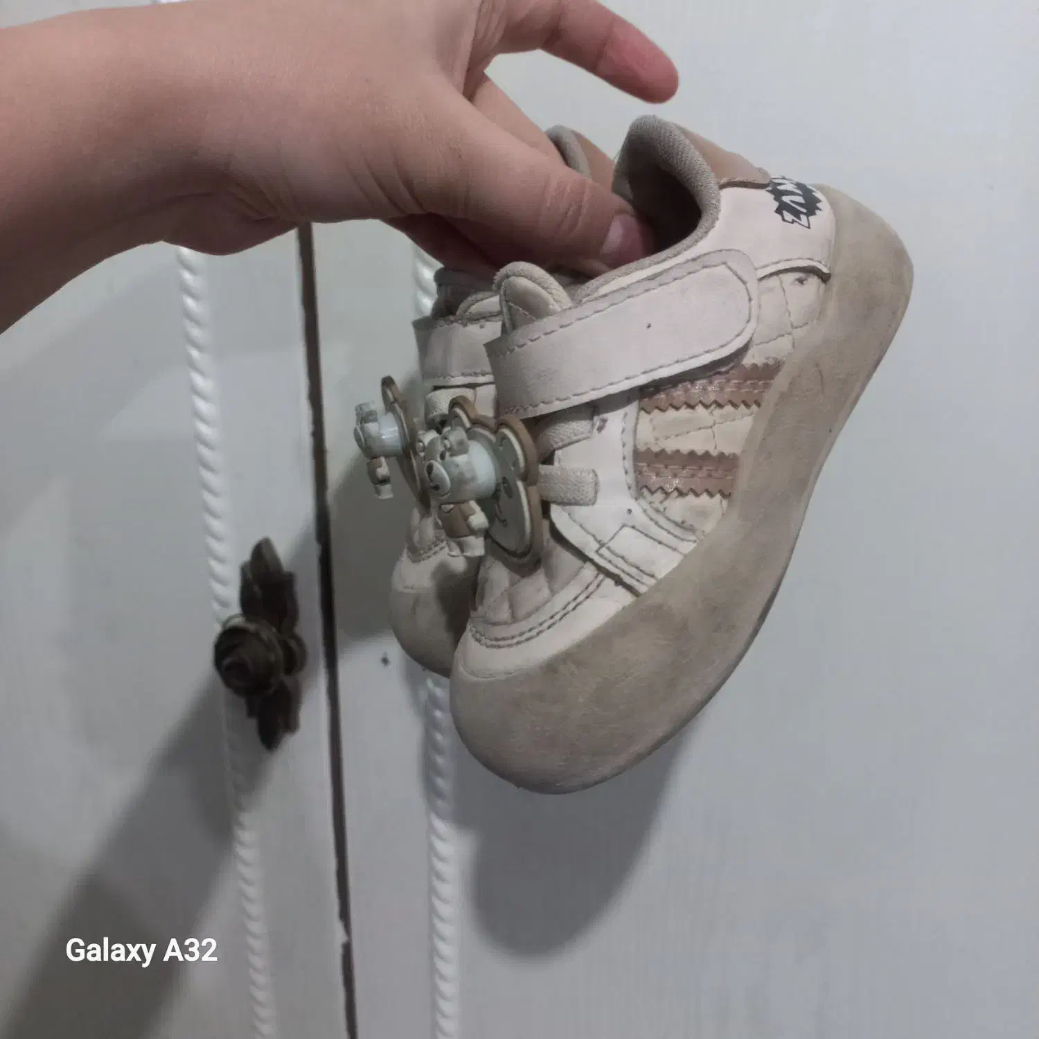 تعدادی کفش و لباس بچگانه|کفش و لباس بچه|تهران, امیریه|دیوار