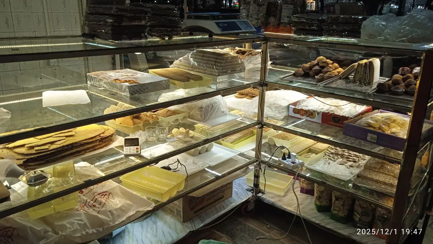 فروش ویترین شیرینی قنادی و فانتزی خشک و خمیرگیر|فروشگاه و مغازه|پارس‌آباد, |دیوار