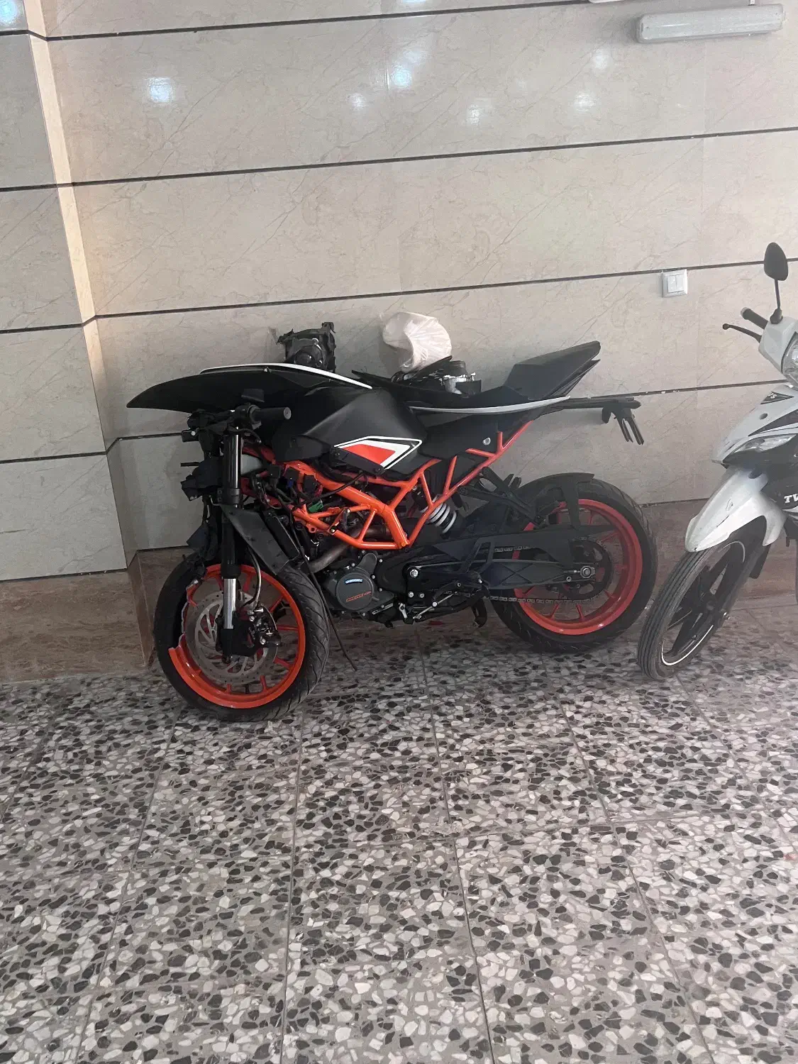 Ktmتصادفی|قطعات یدکی و لوازم جانبی|اصفهان, قلعه طبره|دیوار