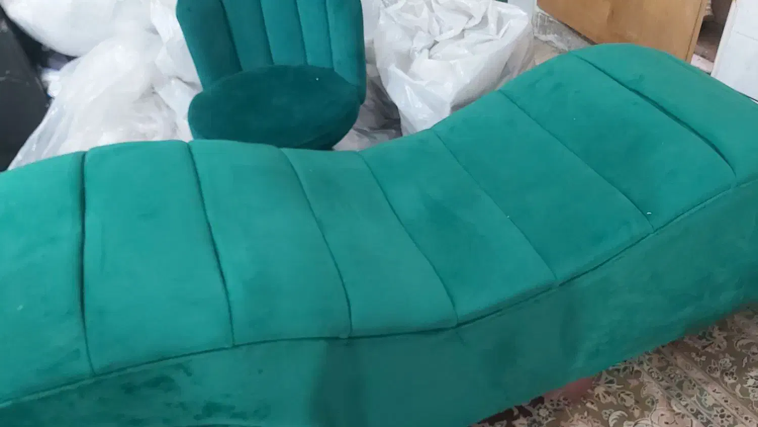 صندلی و تخت باهم برای آرایشگر های عزیز نونو و تمیز|آرایشگاه و سالنهای زیبایی|کاشان, معلم|دیوار