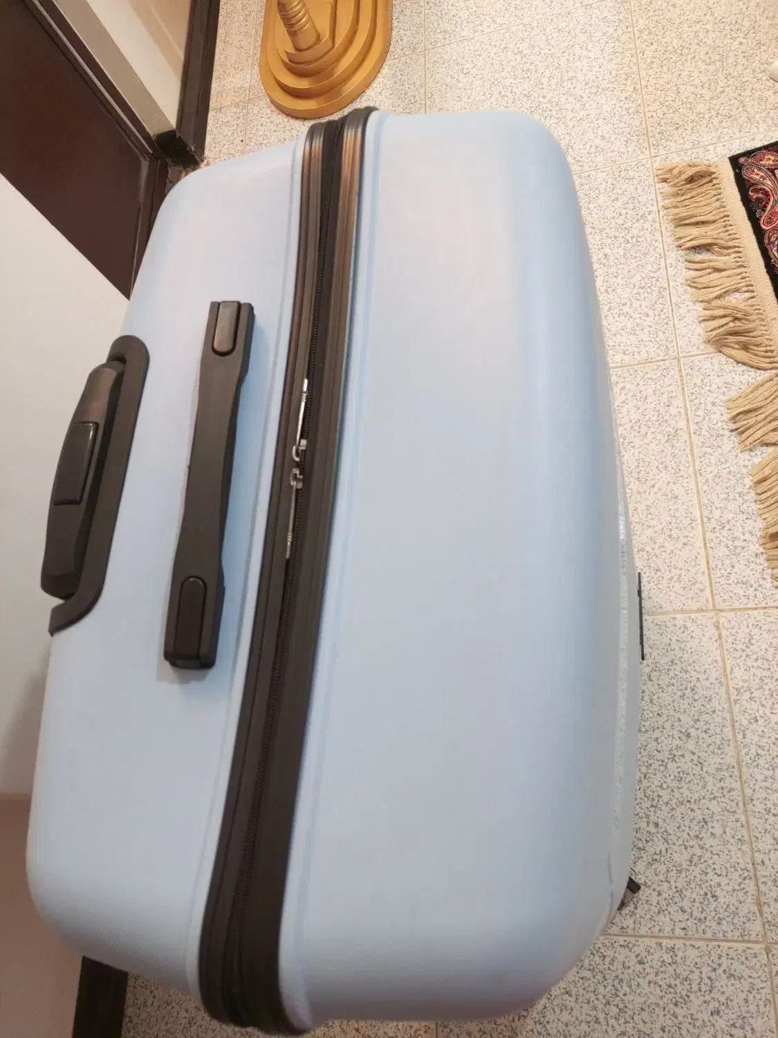 چمدان ۲۸ اینچ|کیف، کفش، کمربند|صدرا-فارس, فاز ۱|دیوار