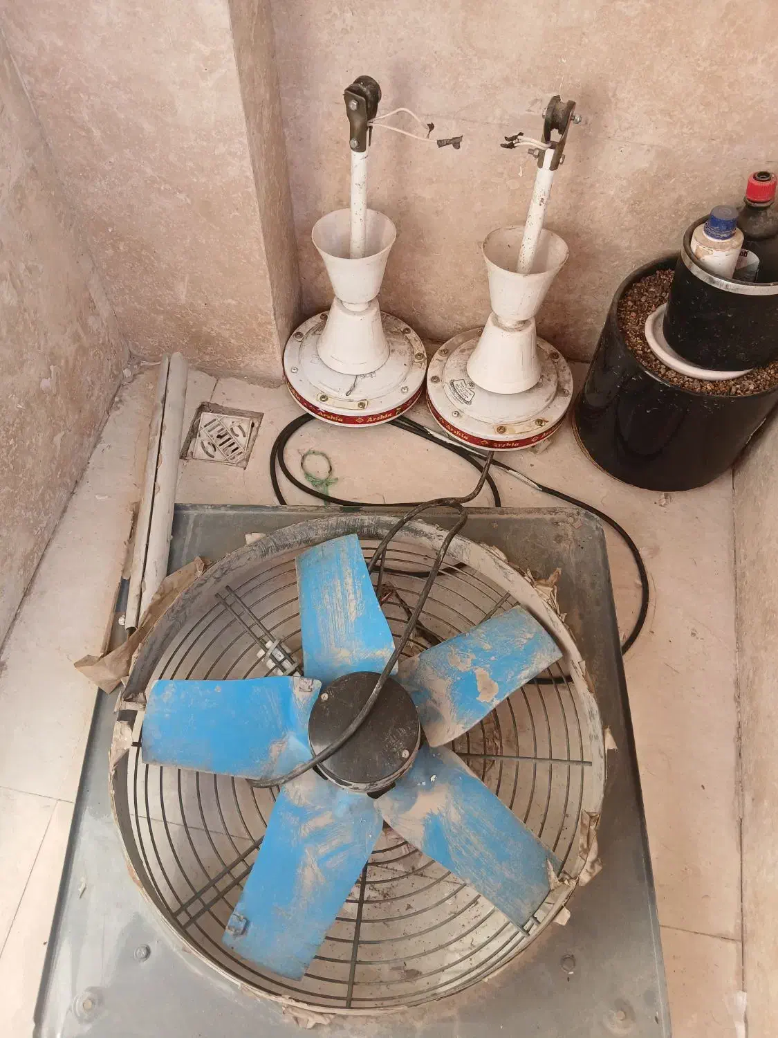 فن پر قدرت و دو عدد پنکه سقفی|پنکه و تصفیه‌کنندهٔ هوا|تربت‌حیدریه, مسجد جامع|دیوار