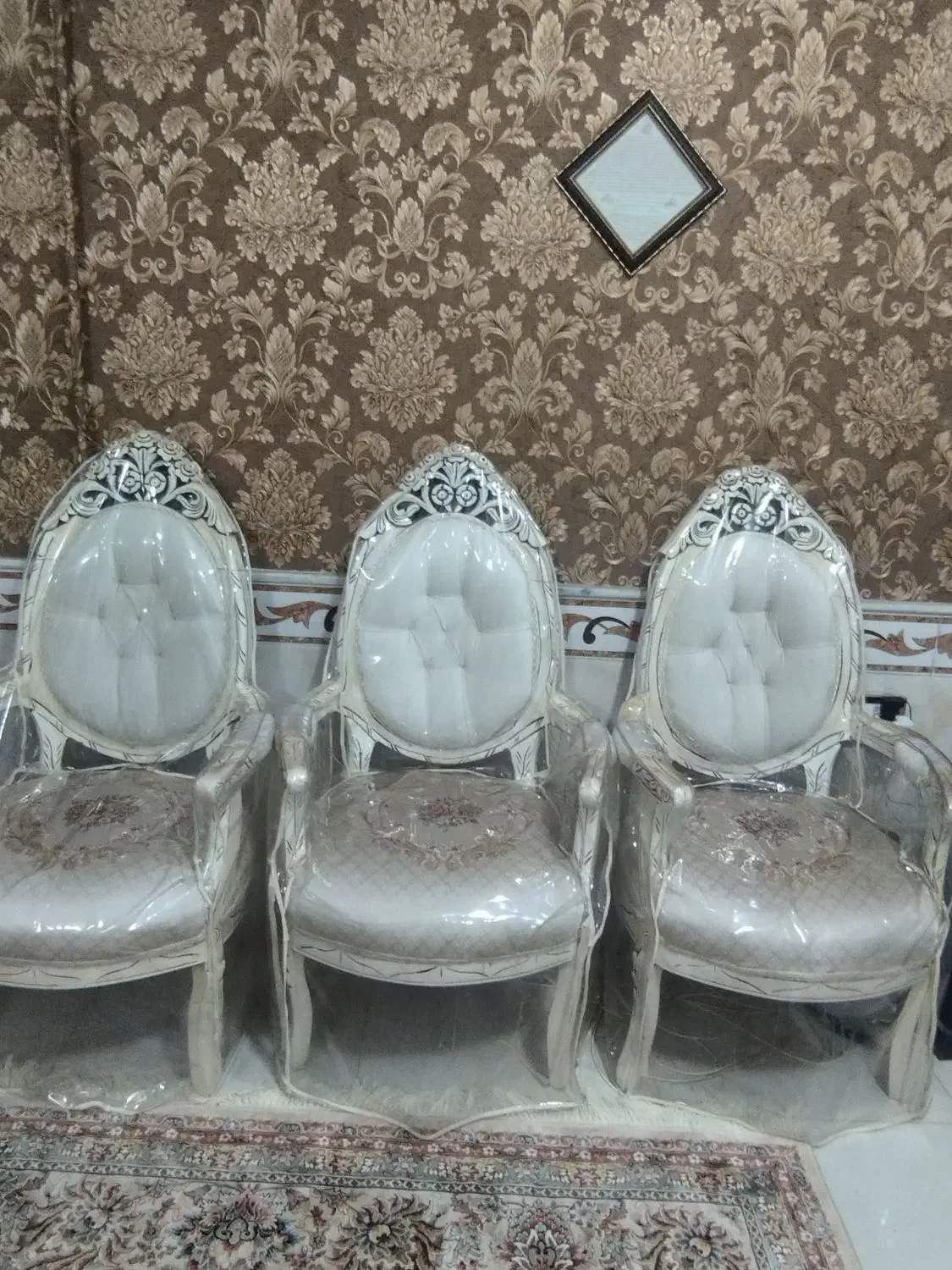 مبلمان نه نفره ب همراه عسلی و کاور|مبلمان خانگی و میز عسلی|فریمان, |دیوار