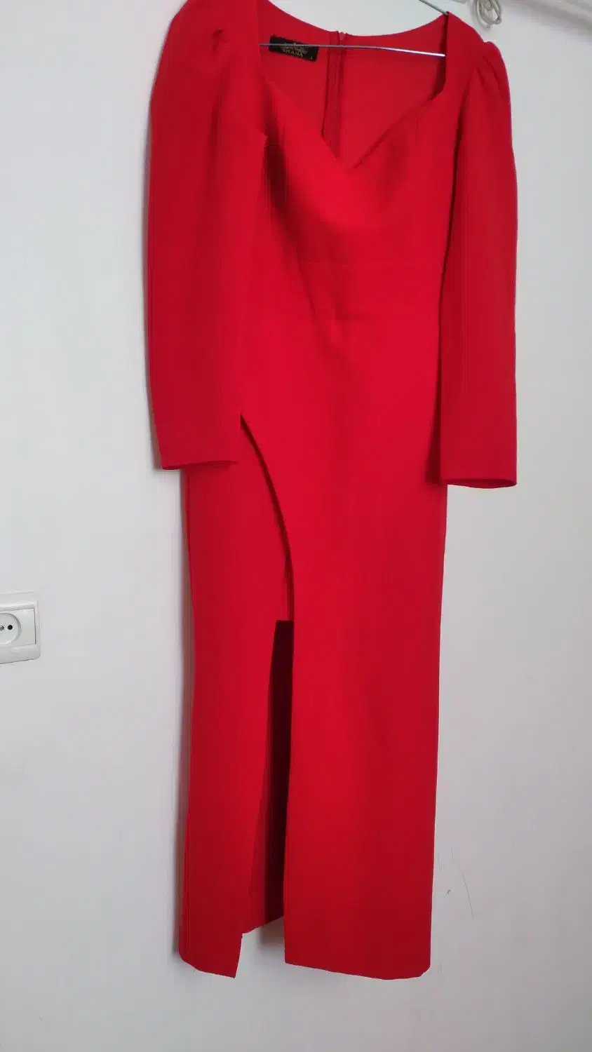 قرمز|کیف، کفش، کمربند|اشتهارد, |دیوار