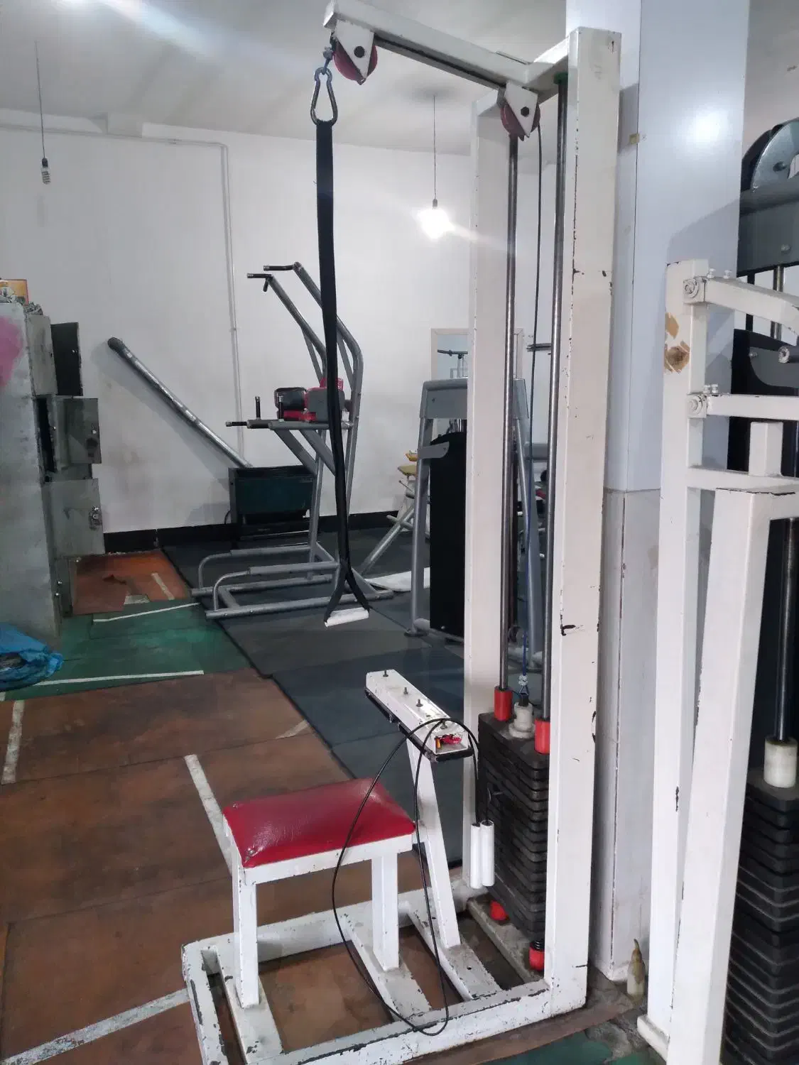 دستگاه جلو ران،ساق پا ایستاده،لت سیم کش(زیربغل)|تجهیزات ورزشی|کنگاور, |دیوار