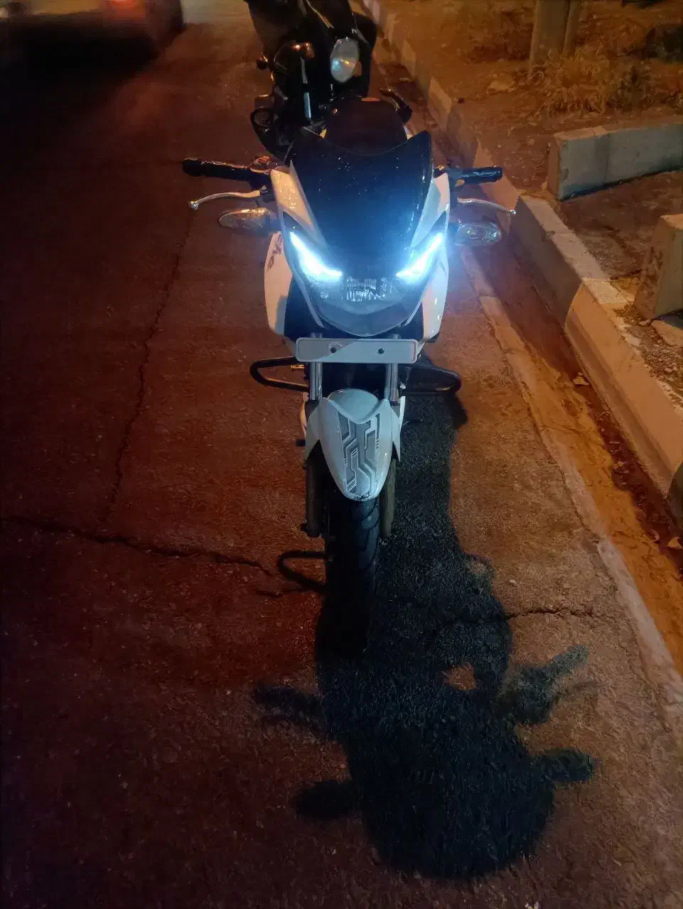 موتور آپاچی ۱۸۰ سفید مدل ۹۳|موتورسیکلت|تهران, سازمان آب|دیوار