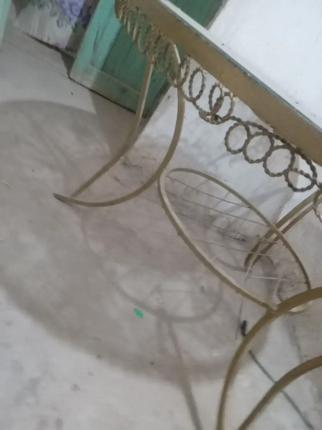 میز گرد رنگ طلایی|میز و صندلی غذاخوری|تفت, |دیوار