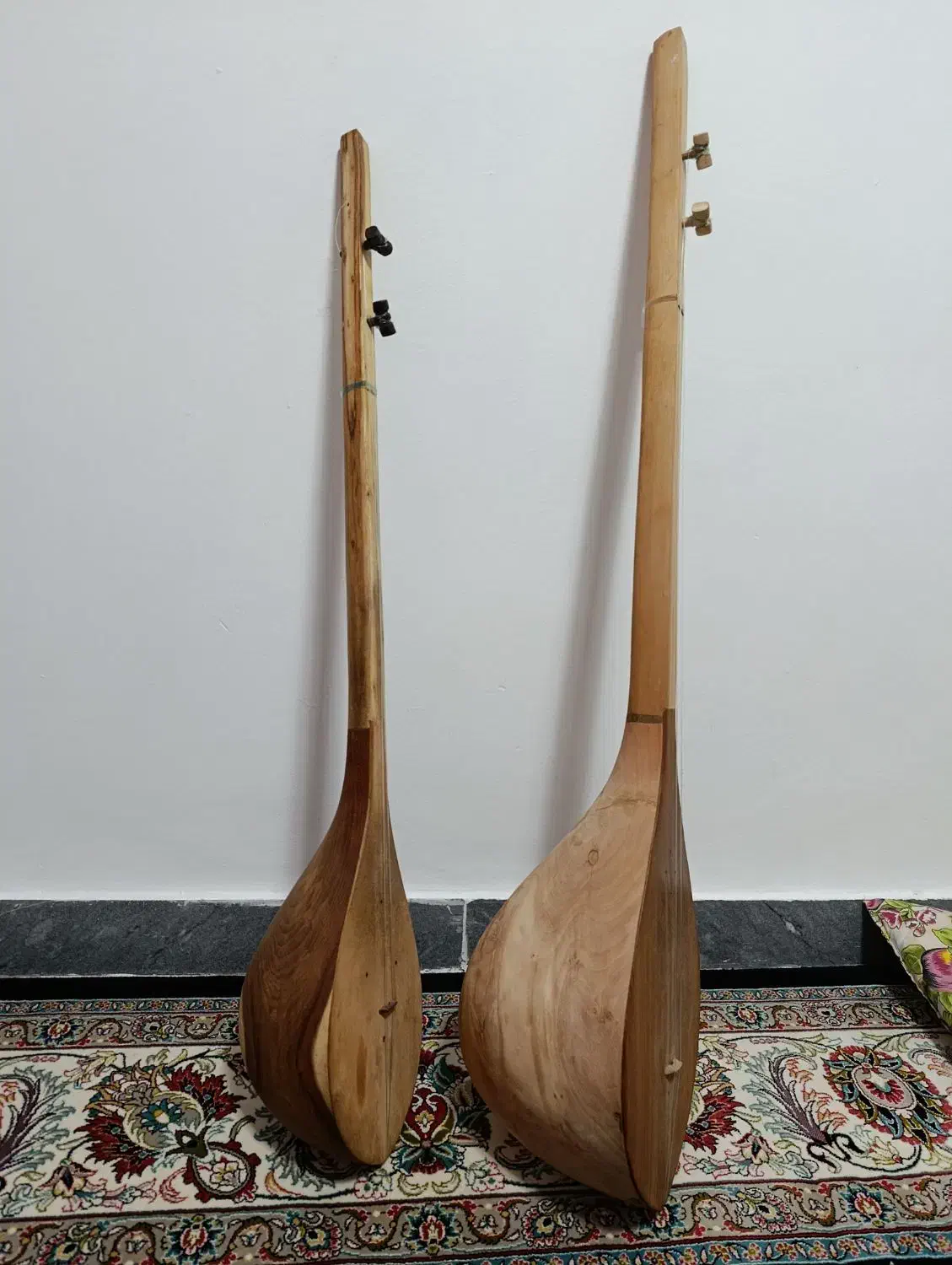 دمبوره افغانستانی|سازهای سنتی|محمدشهر, محمدشهر|دیوار