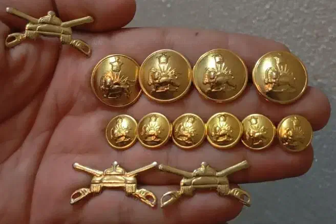 مجموعه کلکسیونی ده عدد دکمه سه عدد آرم نیروی زرهی|کلکسیون و سرگرمی|شیراز, فرهنگ شهر|دیوار