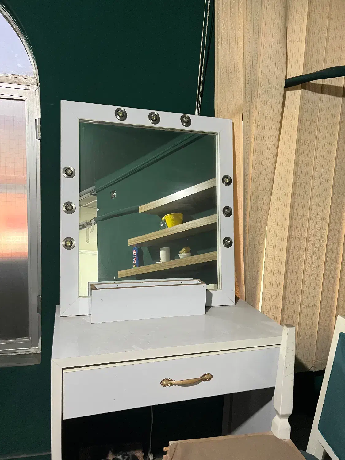 میز ارایش|آرایشگاه و سالن‌های زیبایی|ساری, |دیوار