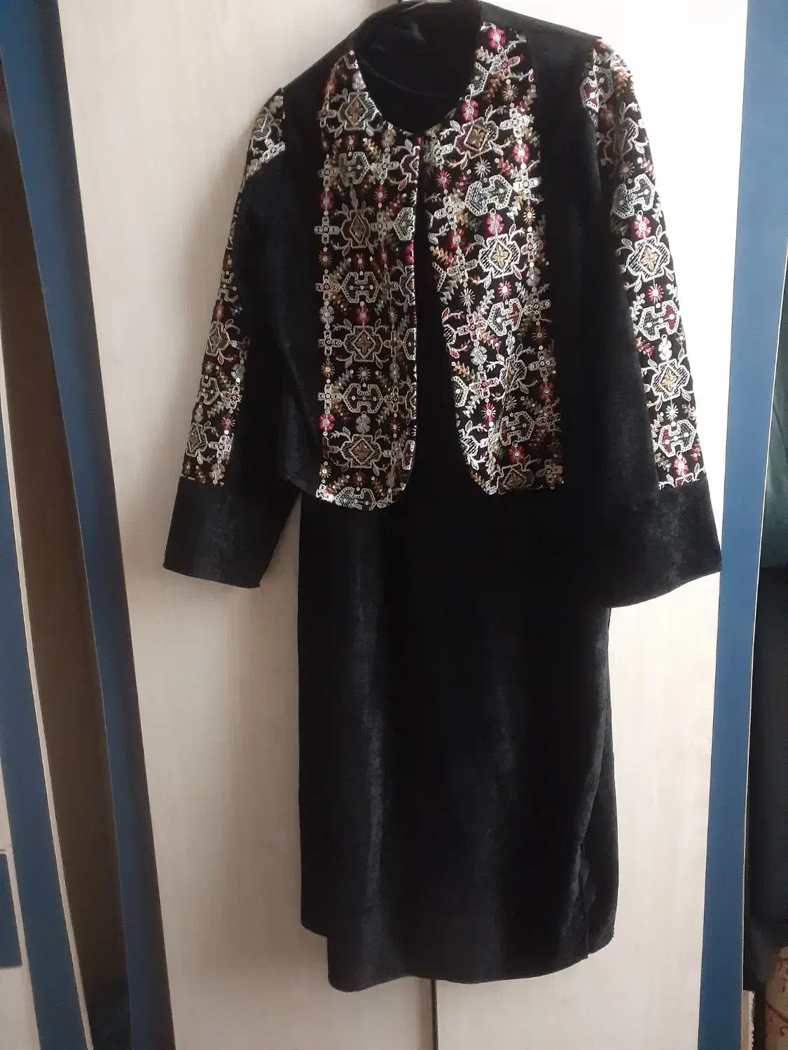 مانتو مخمل دوتیک هستش|لباس|میانه, |دیوار