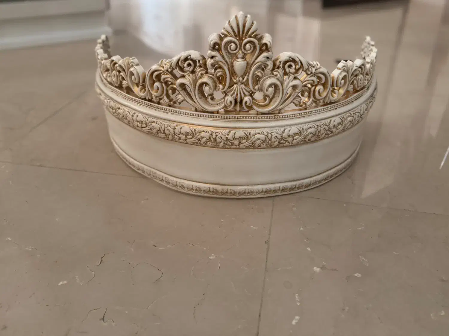 تاج بالای تخت و یک جفت پرده تور شیک حاشیه دار|پرده، رانر، رومیزی|تهران, پاسداران|دیوار