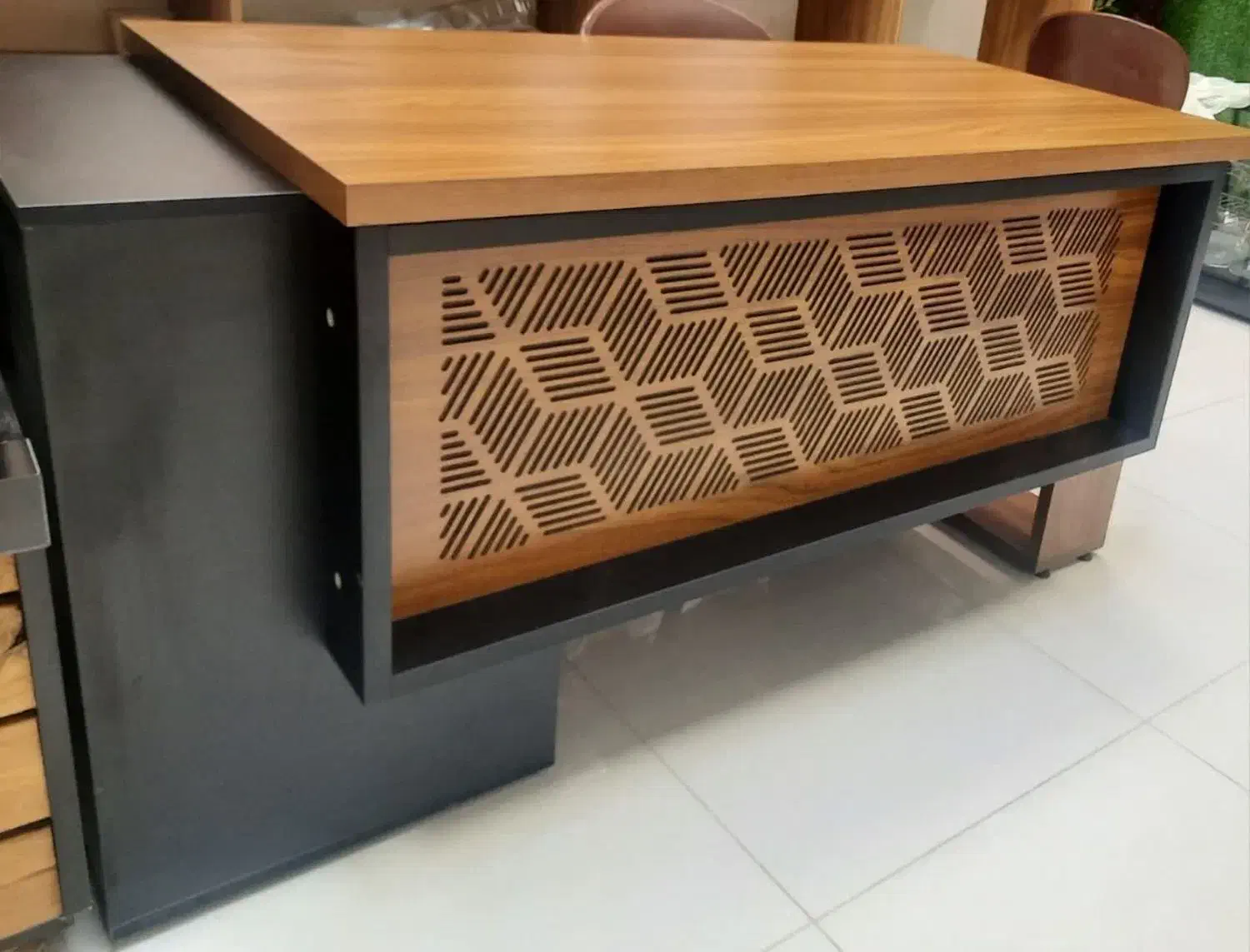 یک عدد میز کارمندی خیلی شیک در حد نو|فروشگاه و مغازه|اردکان, |دیوار