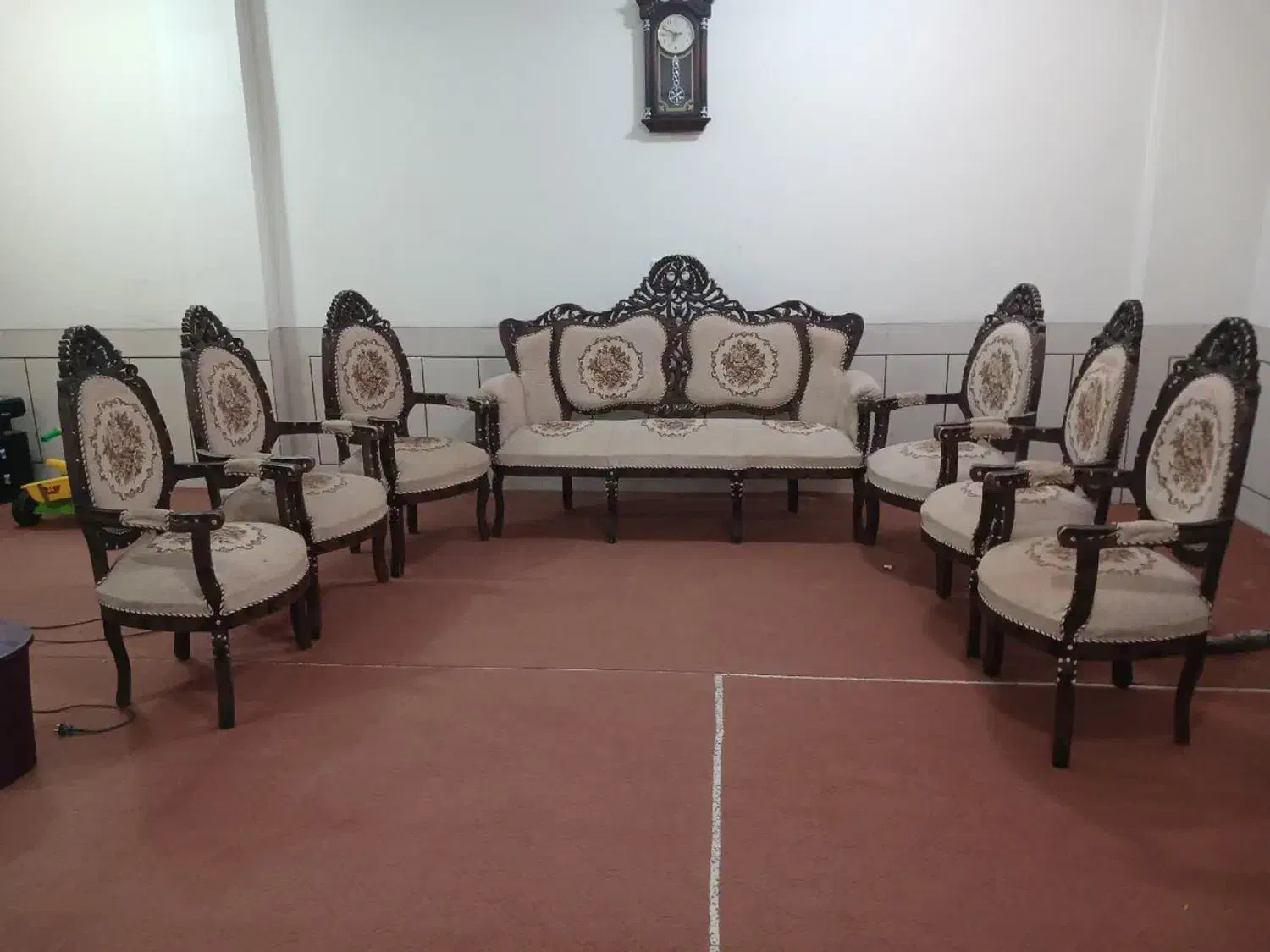 مبل ۹ نفره کلاسیک سالم وتمیز|مبلمان خانگی و میز عسلی|لنجان, |دیوار