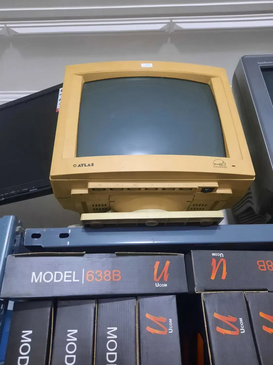 یک عدد مانیتور کاملا سالم به همراه کابل|قطعات و لوازم جانبی رایانه|یزد, |دیوار