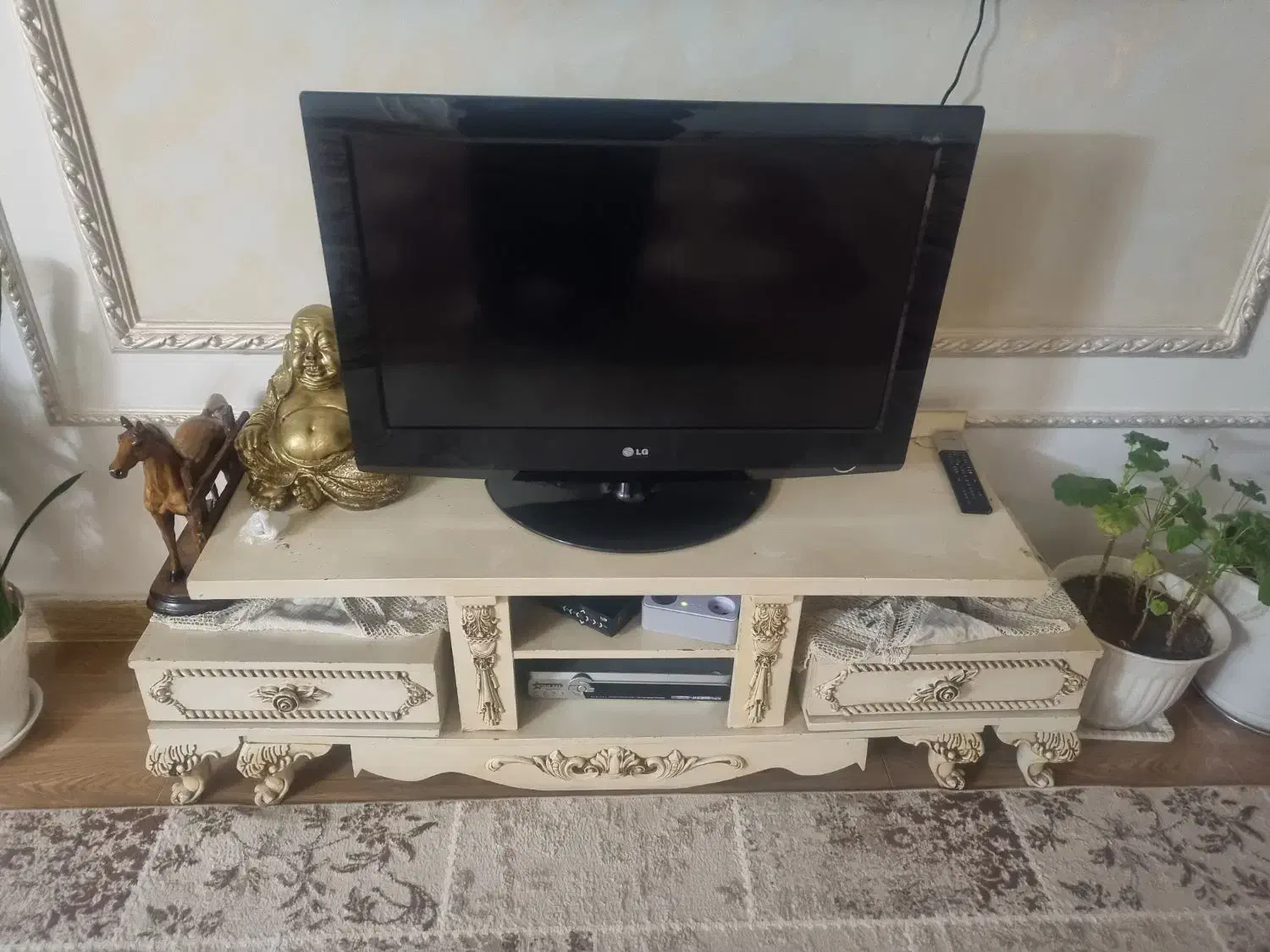 یک عدد تلویزیون با میز تلویزیون|تلویزیون و پروژکتور|اردبیل, |دیوار