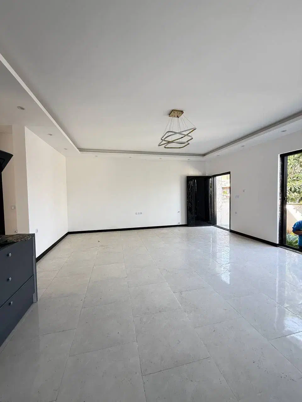 دیوار بلند و قیمت مناسب و سنددار و نمای مدرن|فروش خانه و ویلا|آلاشت, |دیوار