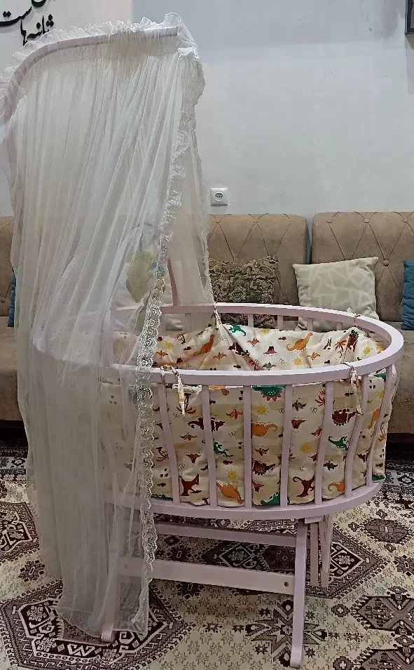 گهواره و روروعک|تخت و صندلی بچه|لاهیجان, لیالستان|دیوار