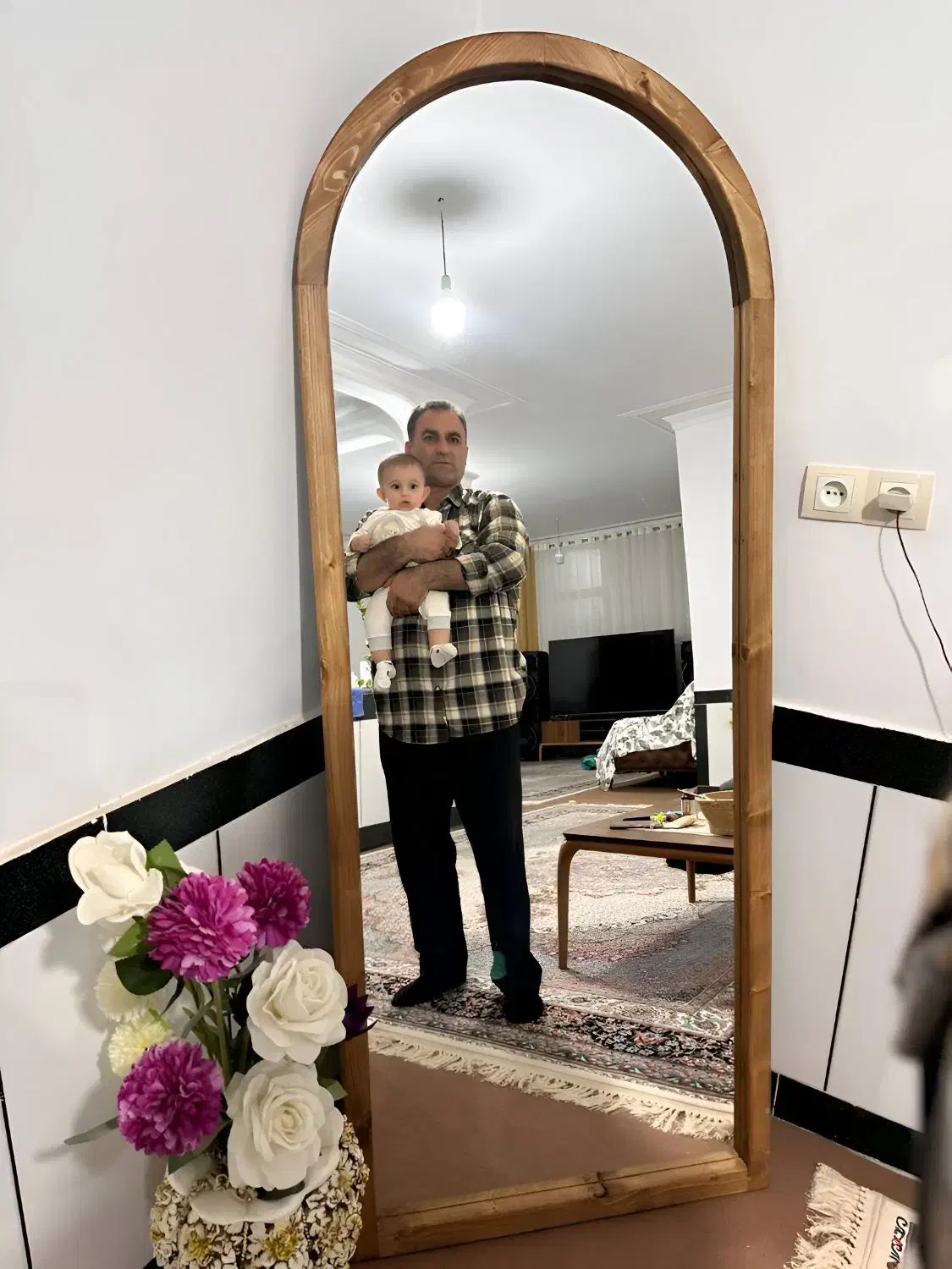 آینه الیتوس|آینه|شاهینشهر, نظامی|دیوار