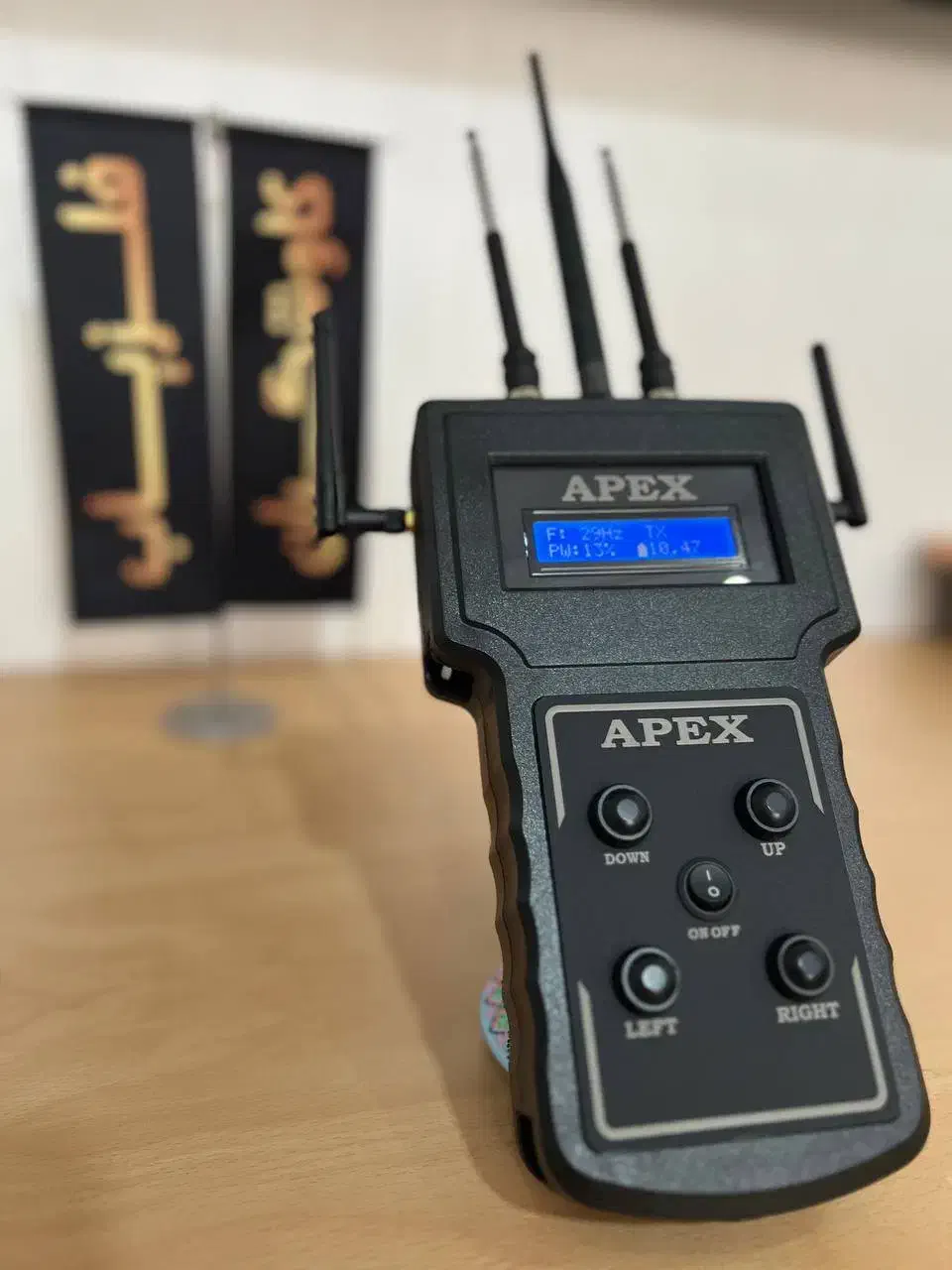 شاقول دازینگ|ابزارآلات|تهران, فلسطین (میدان انقلاب)|دیوار