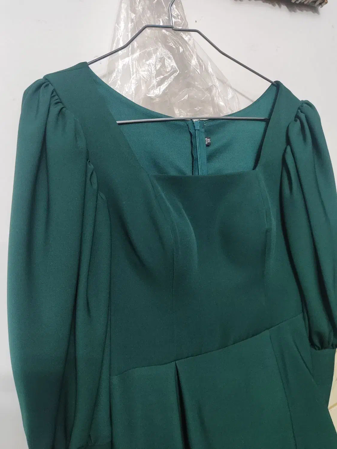 لباس مجلسی|لباس|اقبالیه, |دیوار