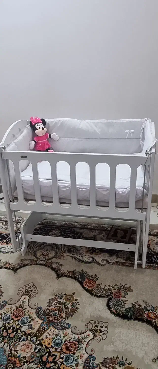 تخت کنار مادر|تخت و سرویس خواب|قم, باغ کرباسی|دیوار