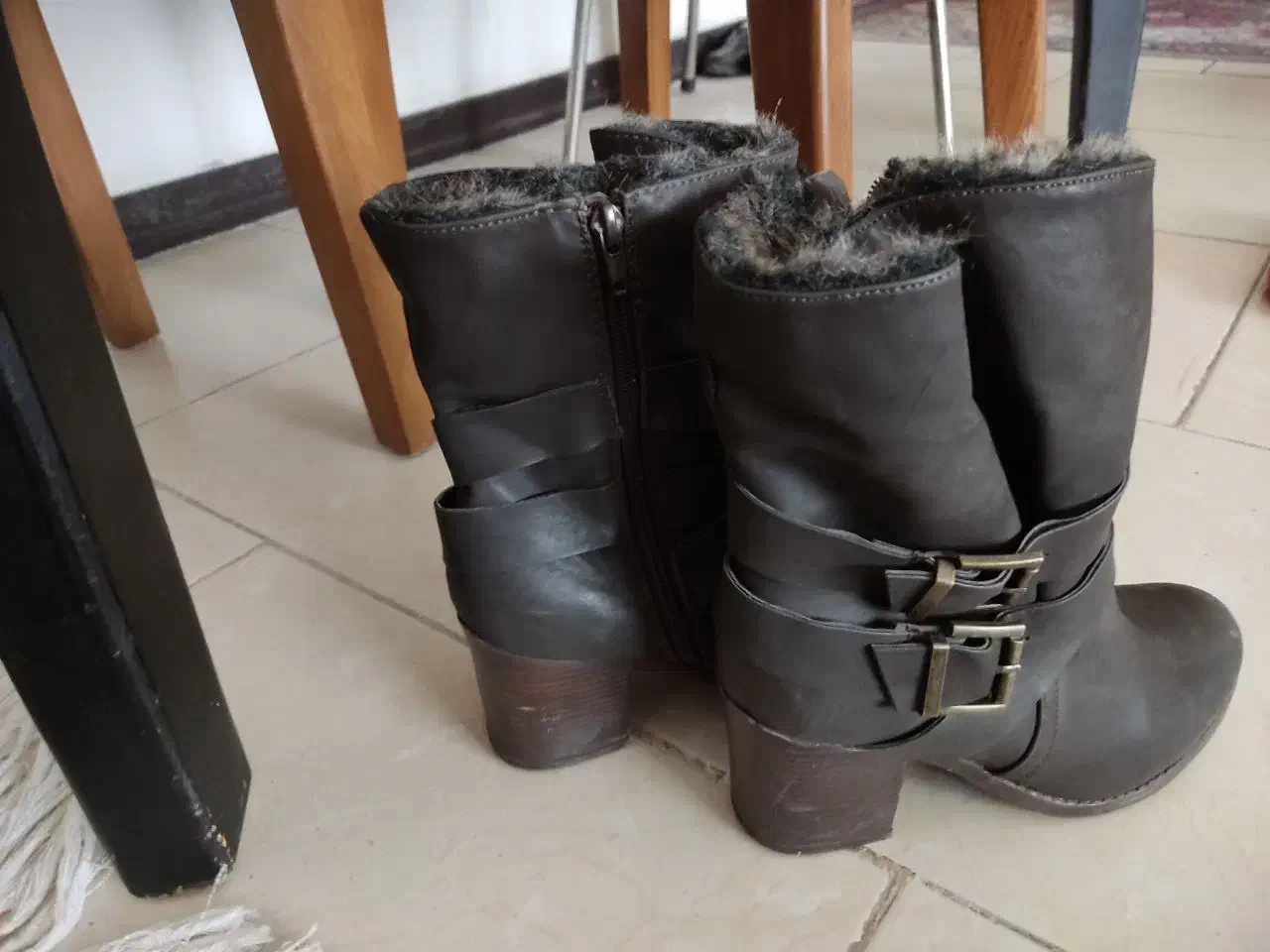 پوتین آمریکایی سایز ۳۸ به ۳۹ هم می خوره|کیف، کفش، کمربند|پردیس, فاز ۳|دیوار