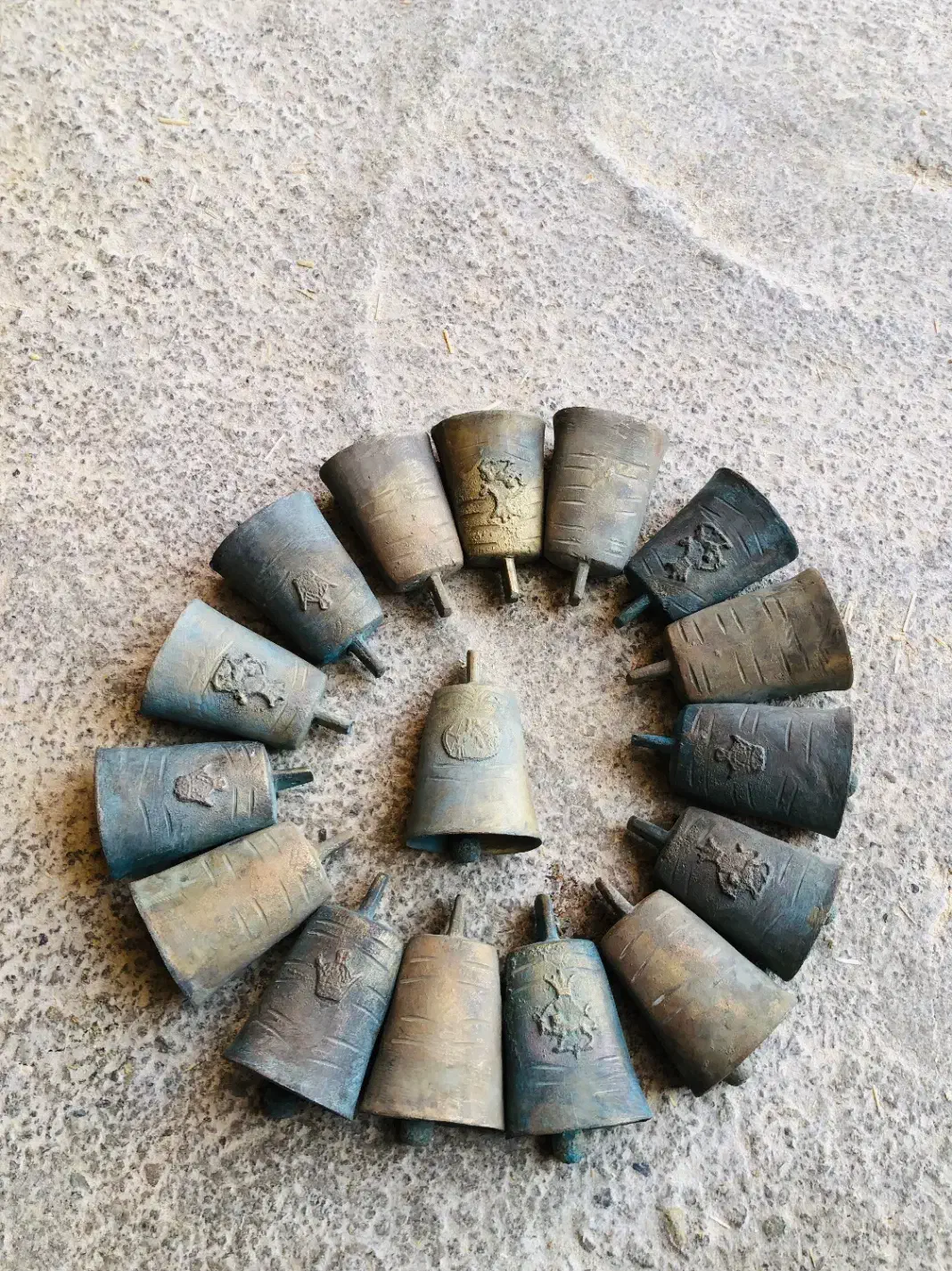 زنگوله|کلکسیون اشیاء عتیقه|ری, علایین|دیوار