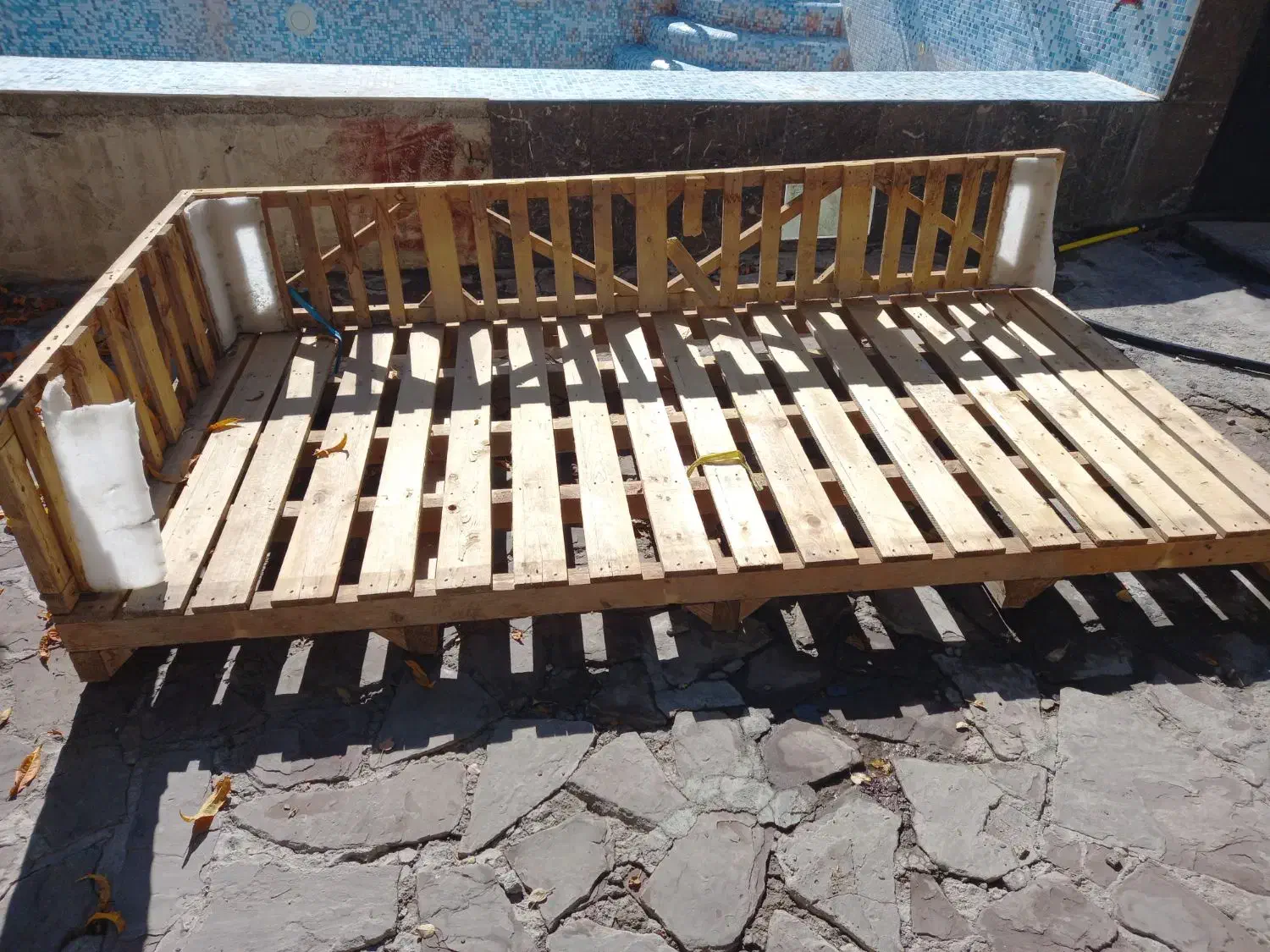 یک عددنیمکت چوبی بزرگ|صندلی و نیمکت|سنندج, |دیوار