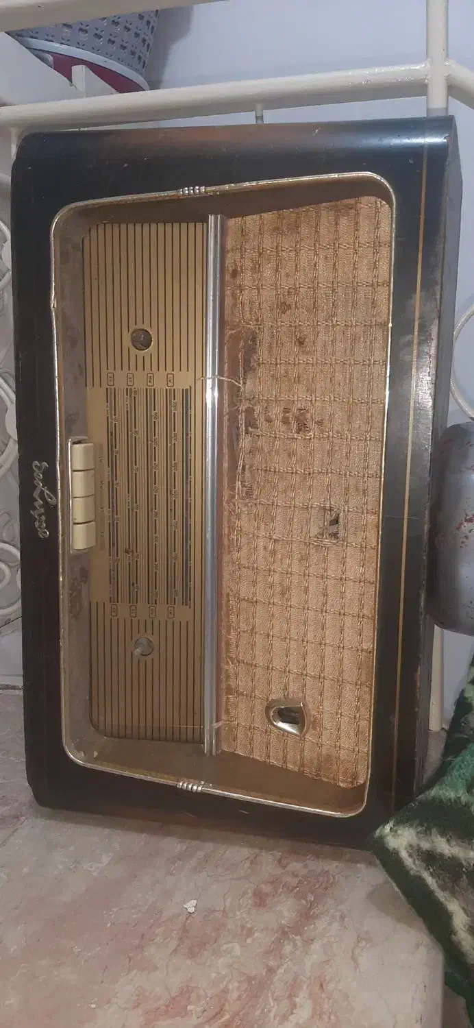 رادیو قدیمی لامپی|کلکسیون اشیاء عتیقه|مراغه, |دیوار