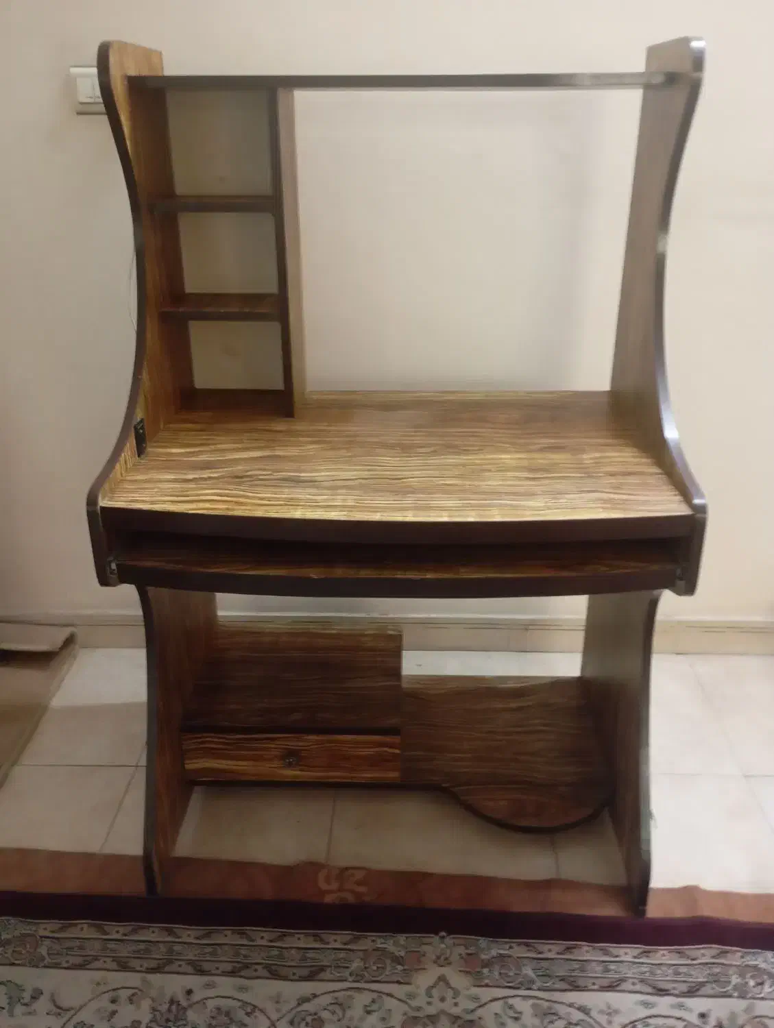 میز کامپیوتر|میز تحریر و کامپیوتر|رباط‌کریم, رباط‌کریم|دیوار