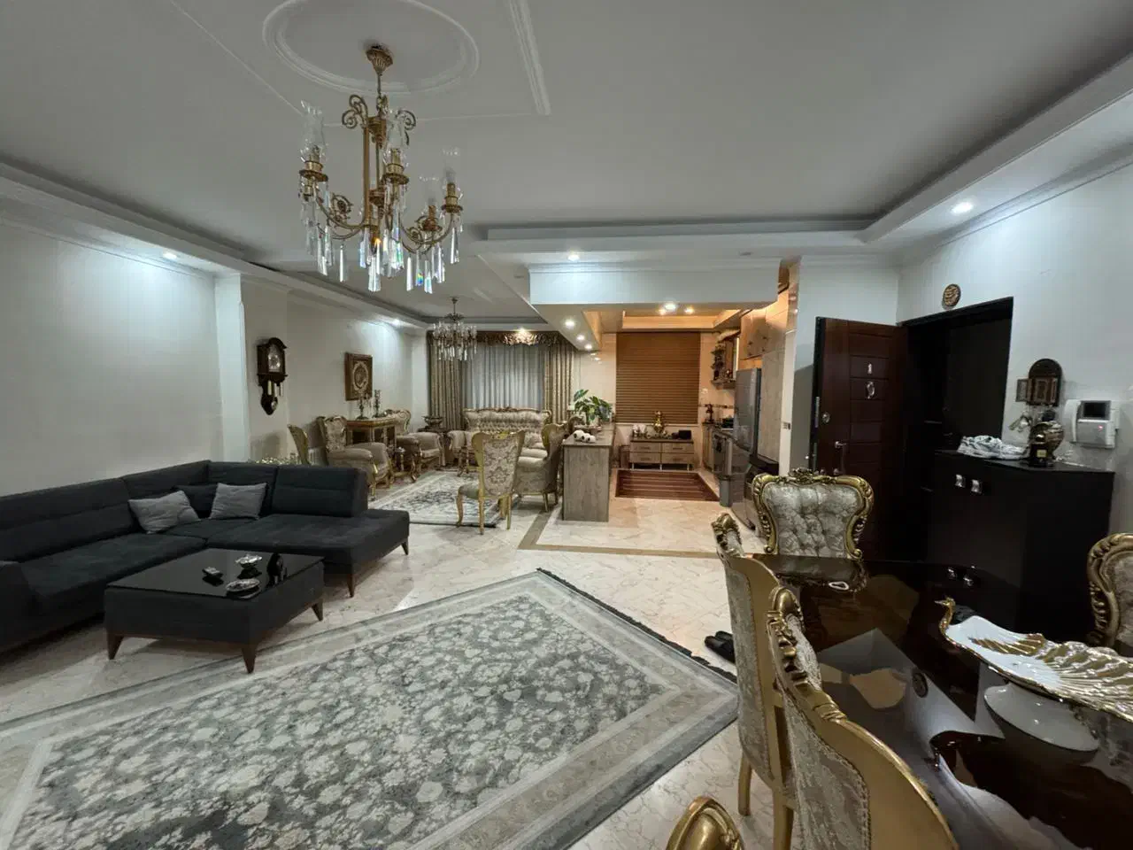 ۱۳۰متر ۳خواب فول امکانات بسیار شیک ۴سال ساخت