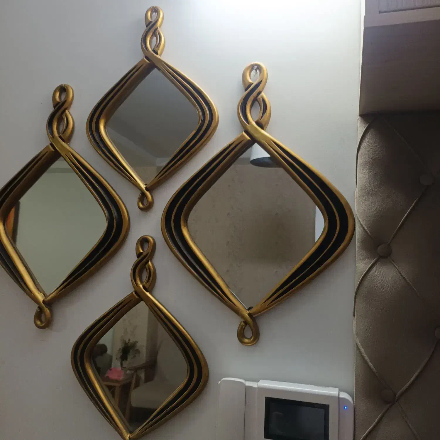 اینه تزئینی از جنس پلی استر کاملا سالم رنگ ثابت|آینه|لاهیجان, کوی آزادگان|دیوار