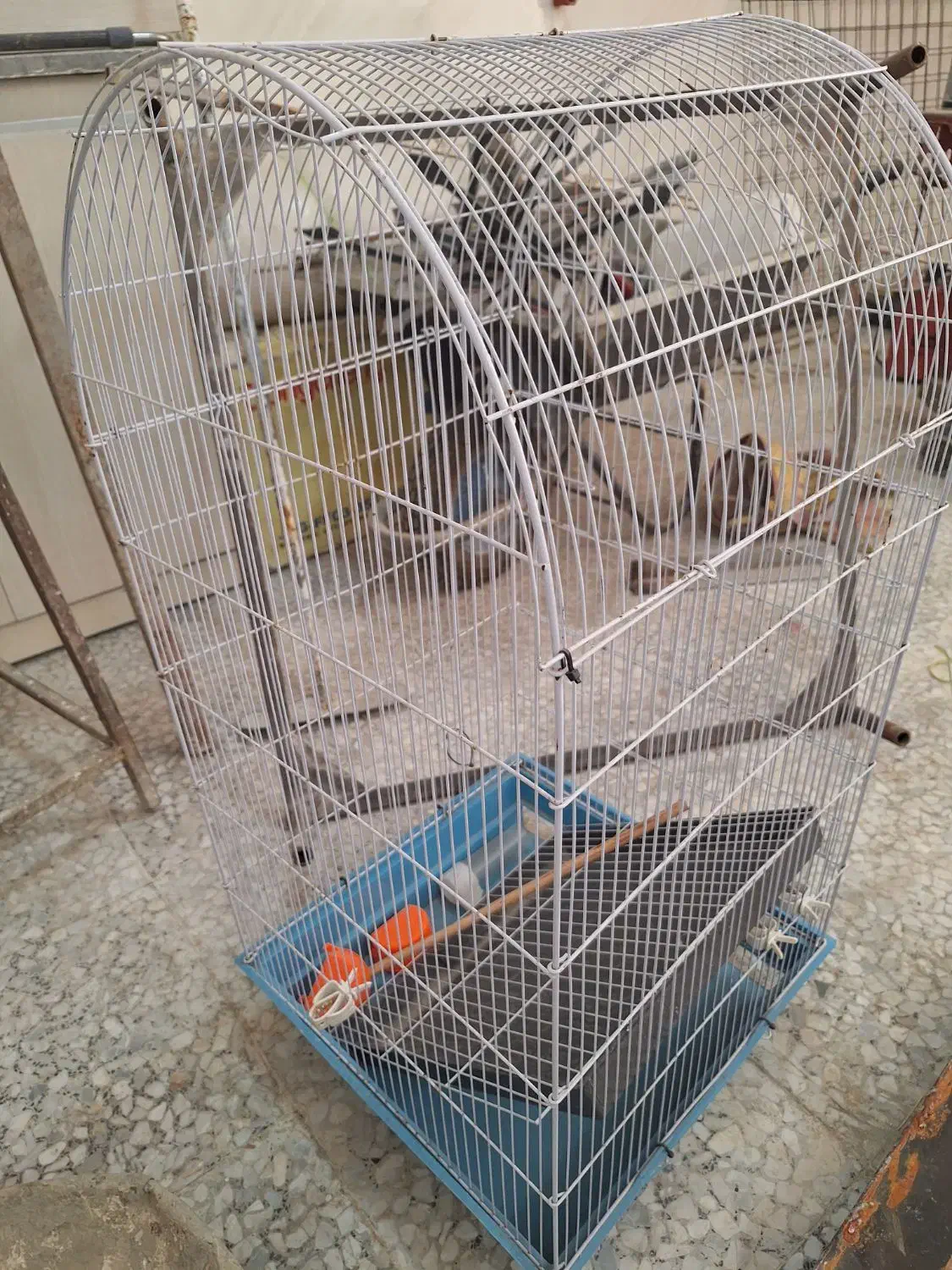 ۳ عدد ورق شیروانی، ۲ عدد چهارپایه قوطی،قفس عروس.|مصالح و تجهیزات ساختمان|همدان, |دیوار