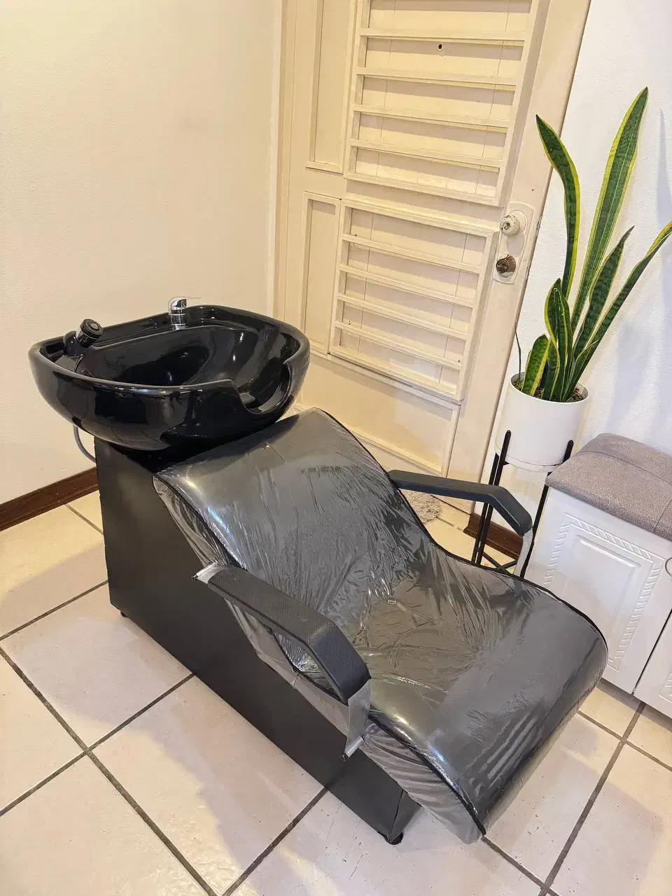 تخت ۴ شکن، سرشور آرایشگاهی، آینه کنبدی چوبی با نور|آرایشگاه و سالن‌های زیبایی|کیش, |دیوار