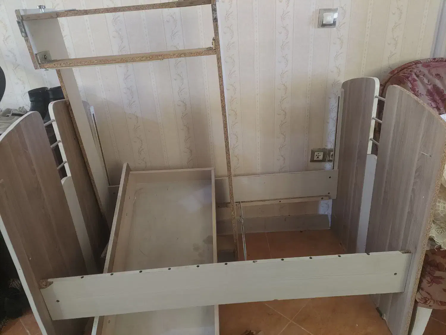 تخت بچه|تخت و صندلی بچه|هشتگرد, فاز ۲ مهستان|دیوار