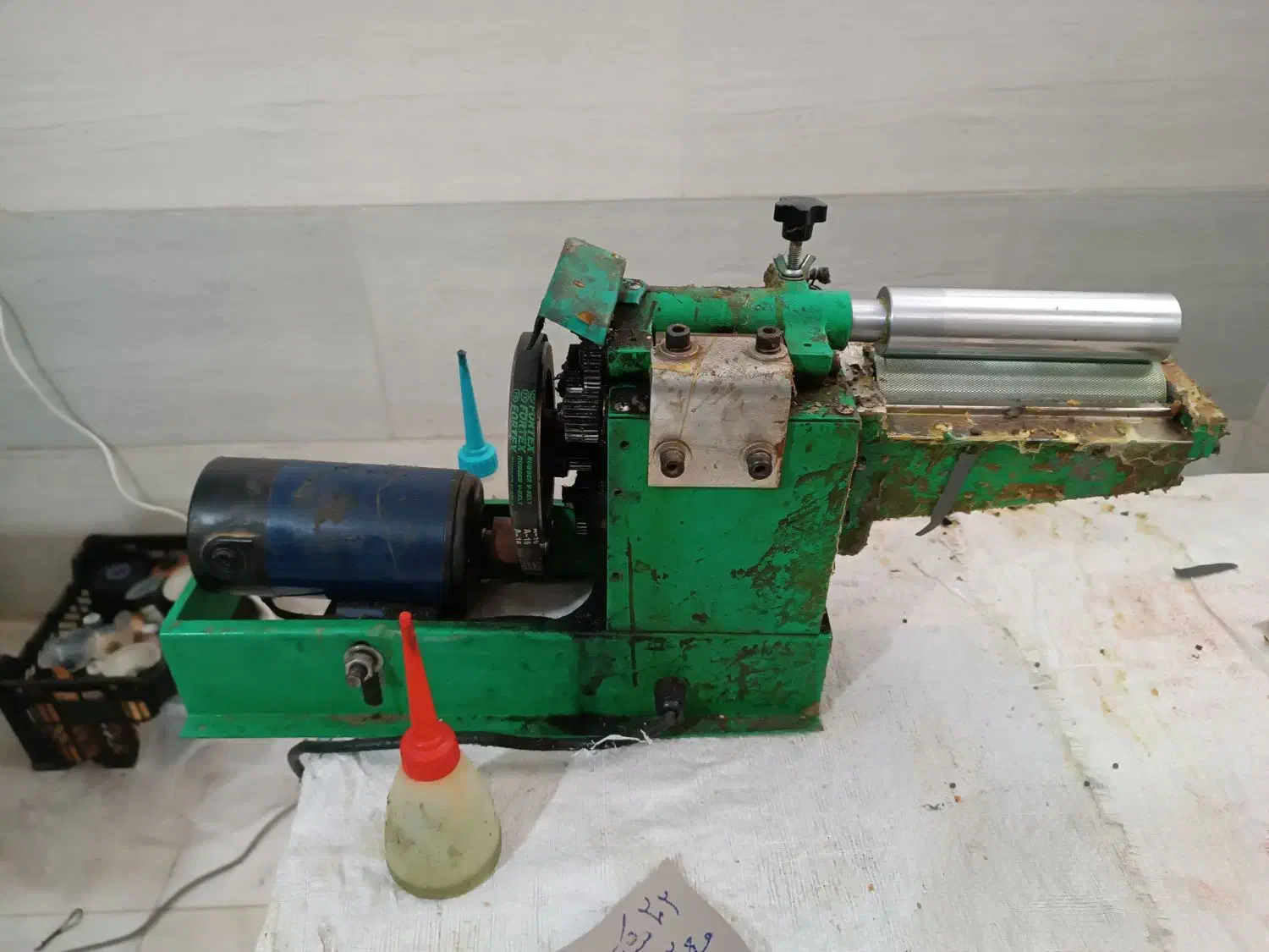 کارگاه تولیدی کفش و صندل خیاط ماهر و نیرو ساده|استخدام صنعتی، فنی، مهندسی|قم, شهرک امام حسین|دیوار